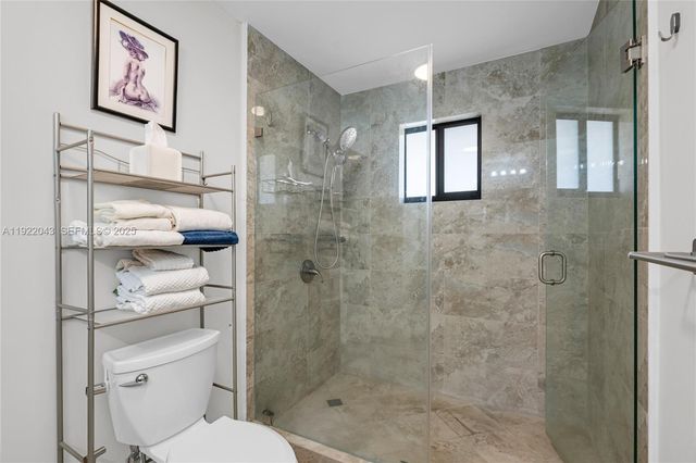 8445 NW 165th Ter, Miami Lakes, FL 33016