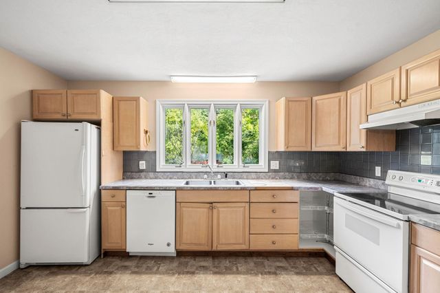 67 Walnut Avenue, North Hampton, NH 03862