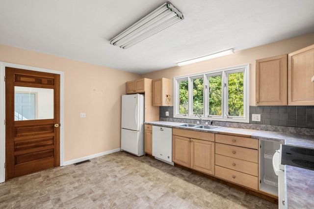 67 Walnut Avenue, North Hampton, NH 03862