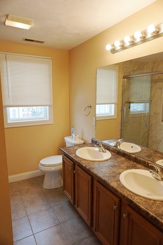 118 Smith St 118, Lowell, MA 01851