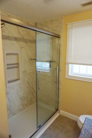 118 Smith St 118, Lowell, MA 01851