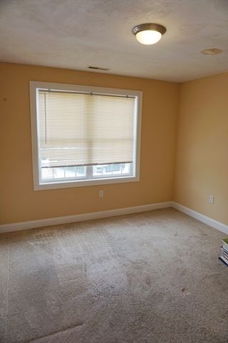 118 Smith St 118, Lowell, MA 01851