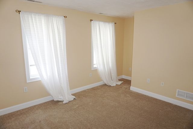 118 Smith St 118, Lowell, MA 01851