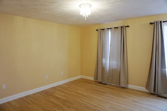 118 Smith St 118, Lowell, MA 01851