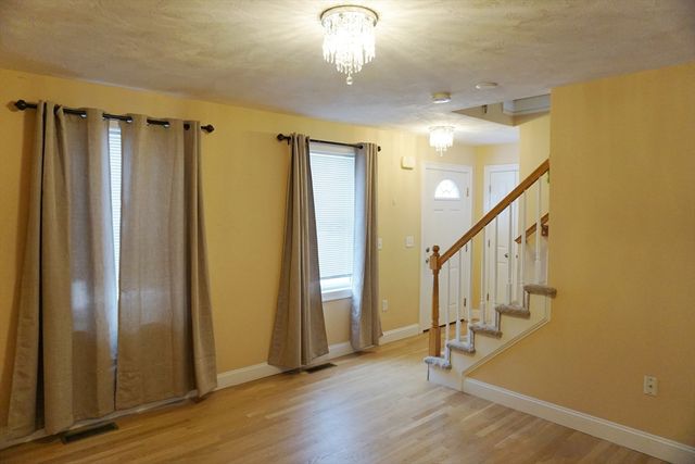 118 Smith St 118, Lowell, MA 01851