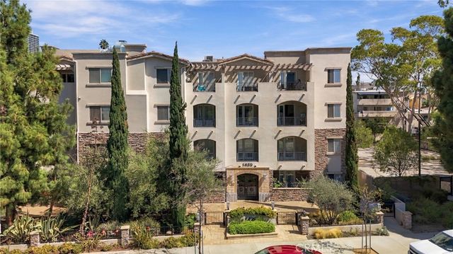 1420 S Bundy Drive 405, Los Angeles, CA 90025