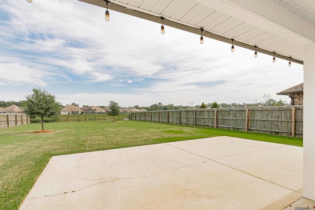 9317 Falling Oak Dr, Baton Rouge, LA 70817