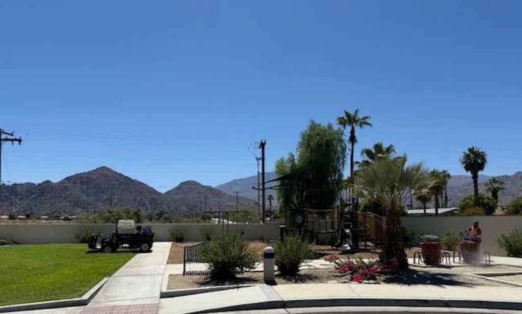 Image 4 of property listing at 55 Saguaro Rd, La Quinta, CA 92253