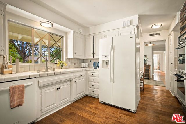 23431 Clarendon Street, Woodland Hills (los Angeles), CA 91367
