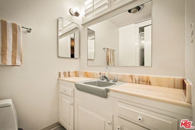 23431 Clarendon Street, Woodland Hills (los Angeles), CA 91367