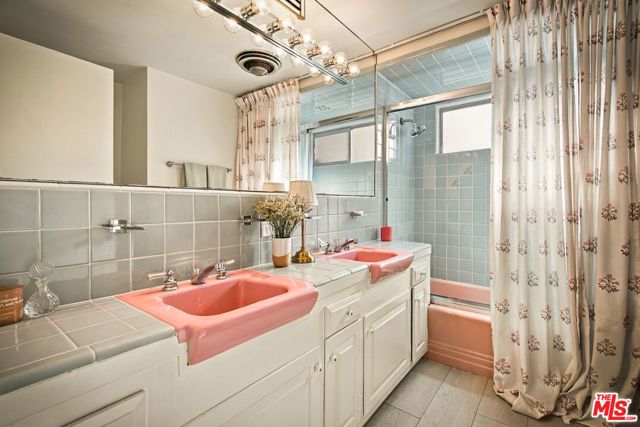 23431 Clarendon Street, Woodland Hills (los Angeles), CA 91367