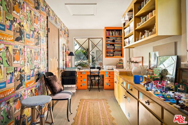 23431 Clarendon Street, Woodland Hills (los Angeles), CA 91367