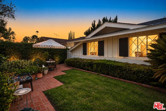 23431 Clarendon Street, Woodland Hills (los Angeles), CA 91367