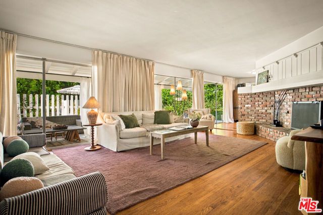 23431 Clarendon Street, Woodland Hills (los Angeles), CA 91367