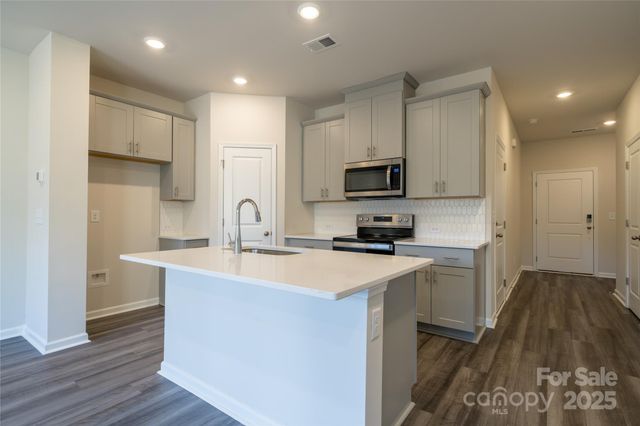 8105 Hidden Springs Trail, Charlotte, NC 28216