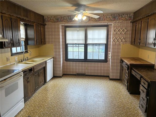 16608 W 145th Terrace, Olathe, KS 66062