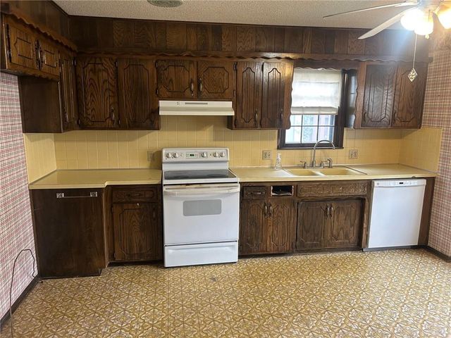 16608 W 145th Terrace, Olathe, KS 66062