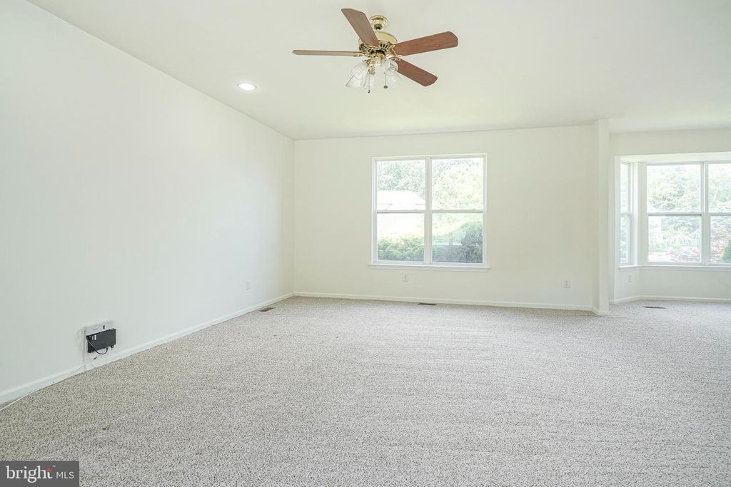 2020 PADDOCK LN, Williamstown, NJ 08094