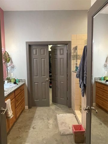 225 S Overlook Drive, Red Oak, TX 75154