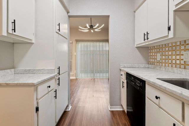 1818 Augusta Drive 13, Houston, TX 77057