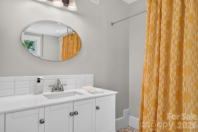 16 West Street, Asheville, NC 28801