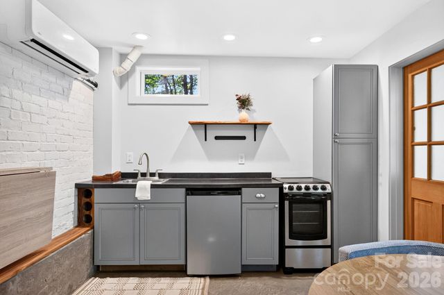 16 West Street, Asheville, NC 28801