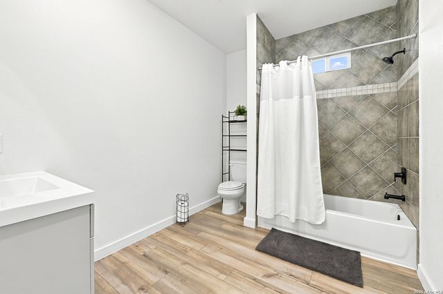 105 Hidden Cv, Floresville, TX 78114