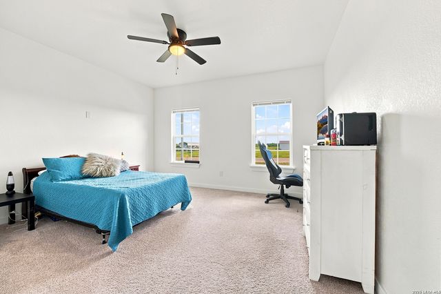 105 Hidden Cv, Floresville, TX 78114