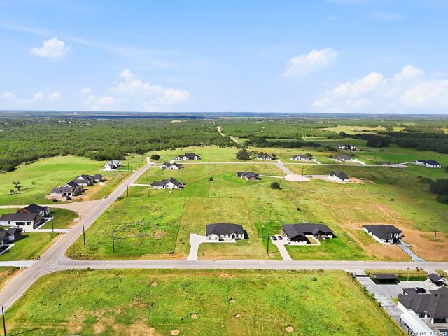105 Hidden Cv, Floresville, TX 78114