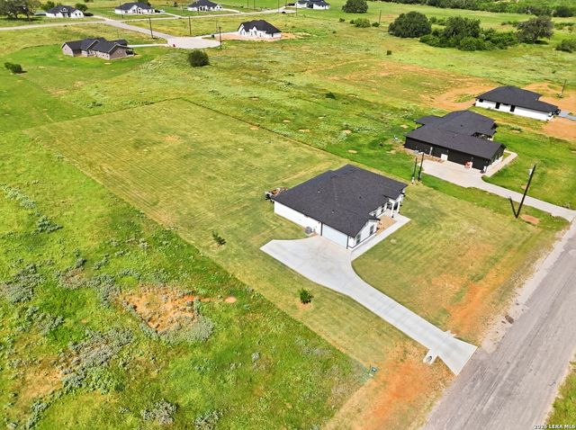 105 Hidden Cv, Floresville, TX 78114