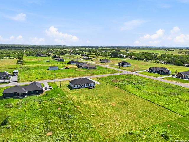 105 Hidden Cv, Floresville, TX 78114
