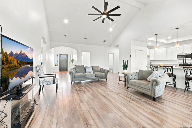 105 Hidden Cv, Floresville, TX 78114