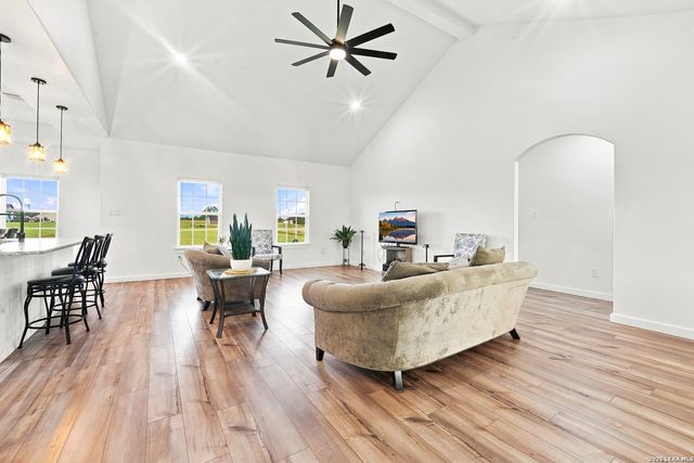 105 Hidden Cv, Floresville, TX 78114