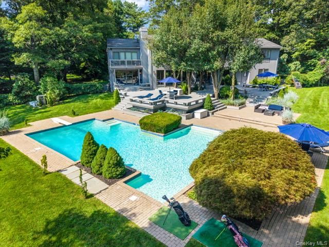 6 Fox Hunt Court, Huntington, NY 11743