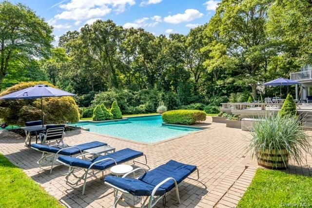 6 Fox Hunt Court, Huntington, NY 11743