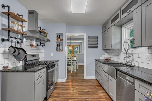 5228 SE 61st St, Berryton, KS 66409