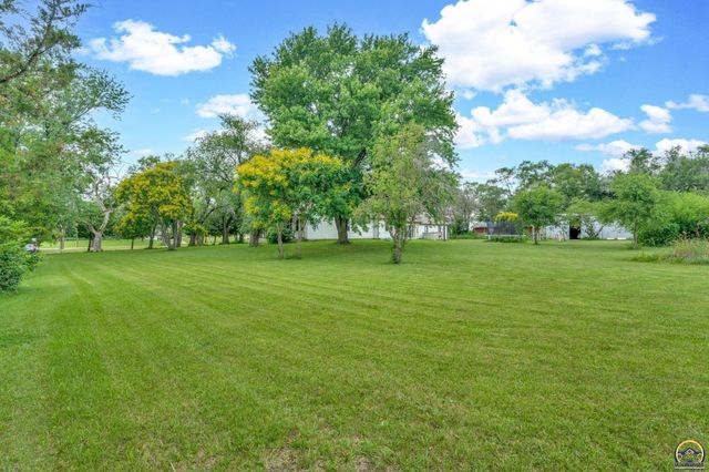 5228 SE 61st St, Berryton, KS 66409