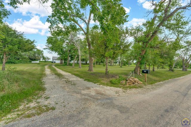 5228 SE 61st St, Berryton, KS 66409