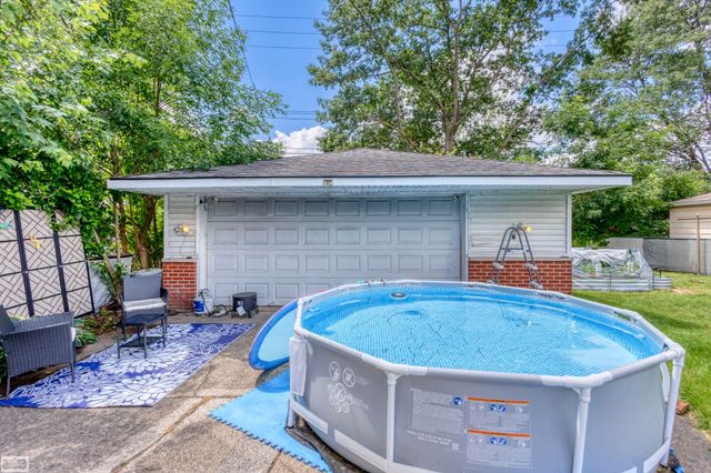 31557 Kelly Road, Fraser, MI 48026