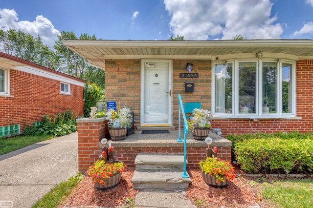 31557 Kelly Road, Fraser, MI 48026
