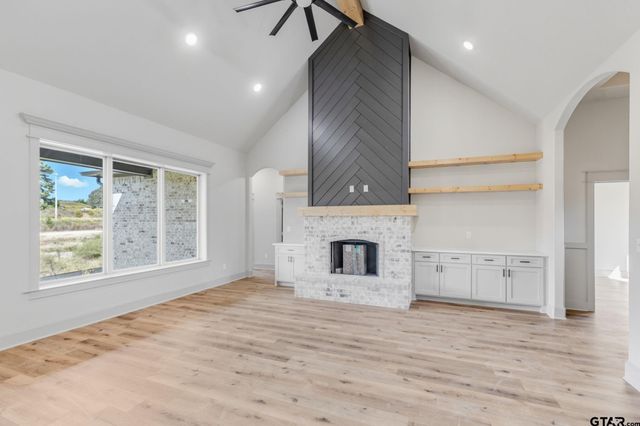 16618 Meadow Crest Dr, Lindale, TX 75771