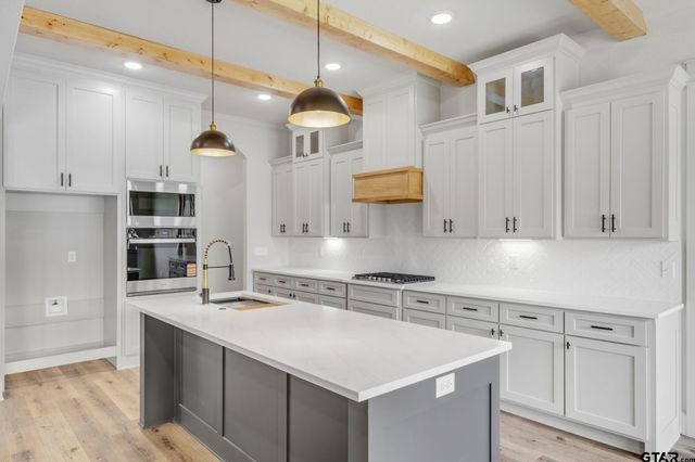 16618 Meadow Crest Dr, Lindale, TX 75771