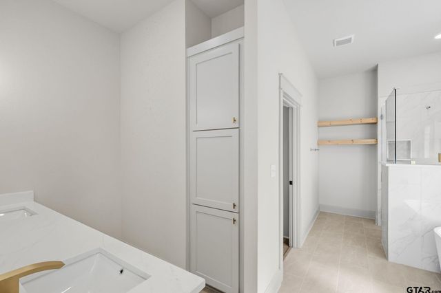 16618 Meadow Crest Dr, Lindale, TX 75771