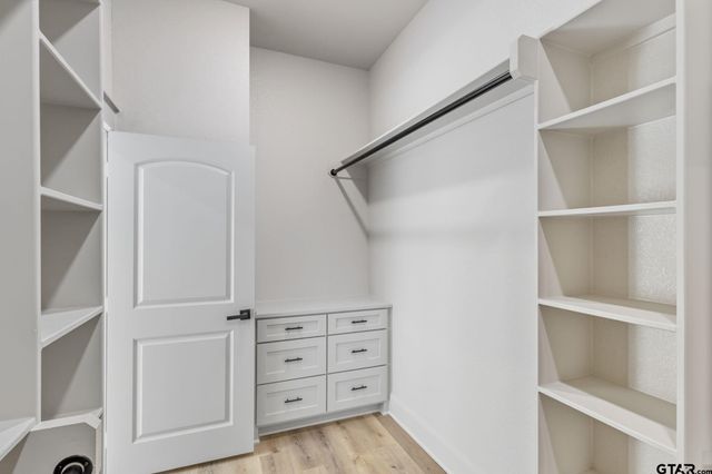 16618 Meadow Crest Dr, Lindale, TX 75771