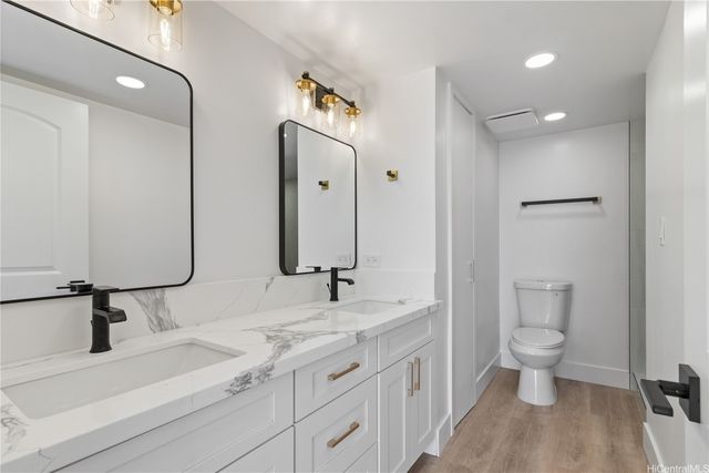 469 Ena Road 2304, Honolulu, HI 96815