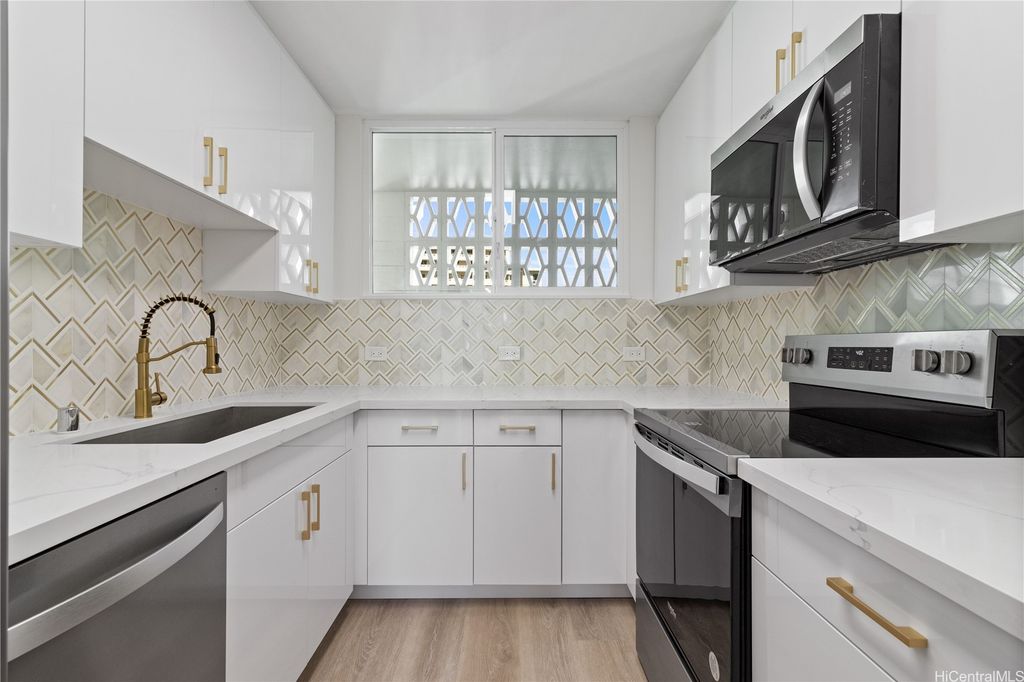 469 Ena Road 2304, Honolulu, HI 96815