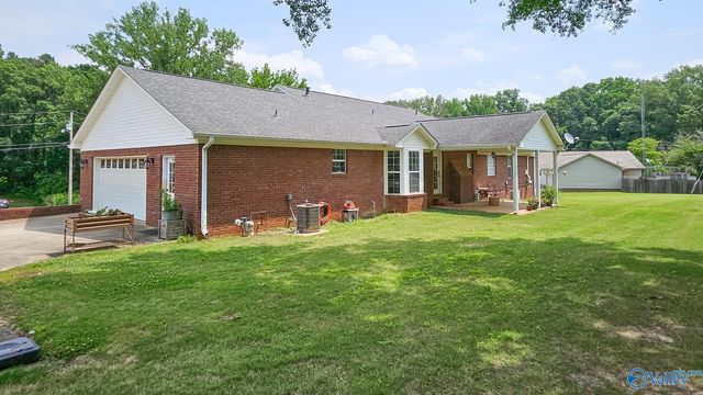 1100 Rain Tree Drive, Tuscumbia, AL 35674