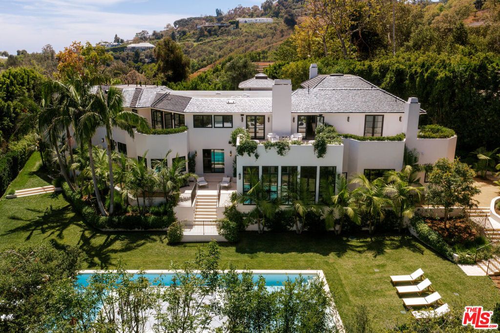 Image 3 of property listing at 1748 Correa Way, Los Angeles, CA 90049