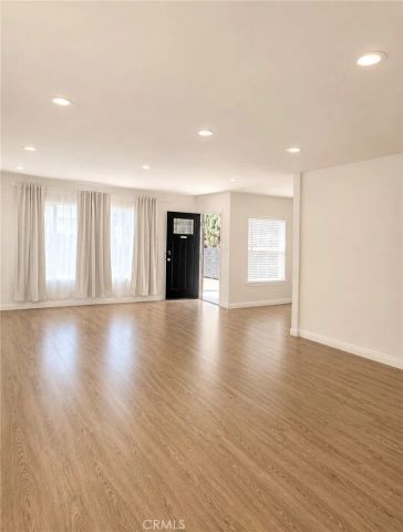17557 lemay, Lake Balboa, CA 91406