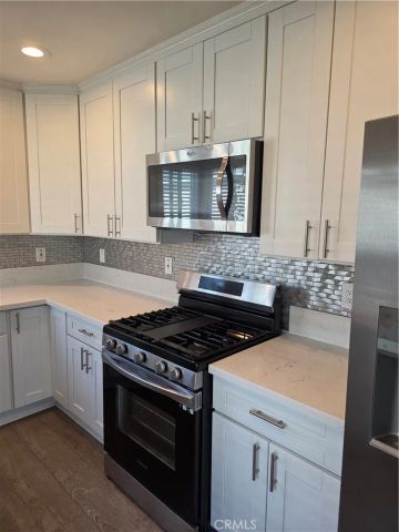 17557 lemay, Lake Balboa, CA 91406